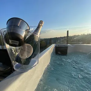 Appartement Liege Luxe & Jacuzzi Sous Les Etoiles, Saint-Nicolas (Liege)